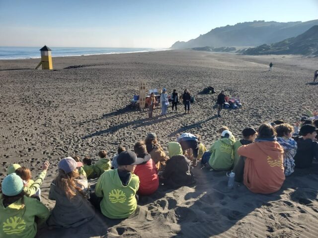 Hoy celebramos el día del océano en la comuna de Navidad junto al Colegio Humboldt y la Fundación Safari Conservation.

Este año nos trasladamos a la Playa las Brisas donde en distintas estaciones los niños pudieron aprender sobre pesca sostenible, especies del intermareal y el santuario del calabacillo, recoleccion de microplásticos, murales artísticos con tesoros del mar y aprender sobre rehabilitación de fauna marina. 

Estamos felices de poder compartir con ustedes cada año en esta celebración tan importante para nuestra comunidad educativa 🩵

@colegiohumboldtchile 
@safari_conservation 
@escueladeloceano_chile