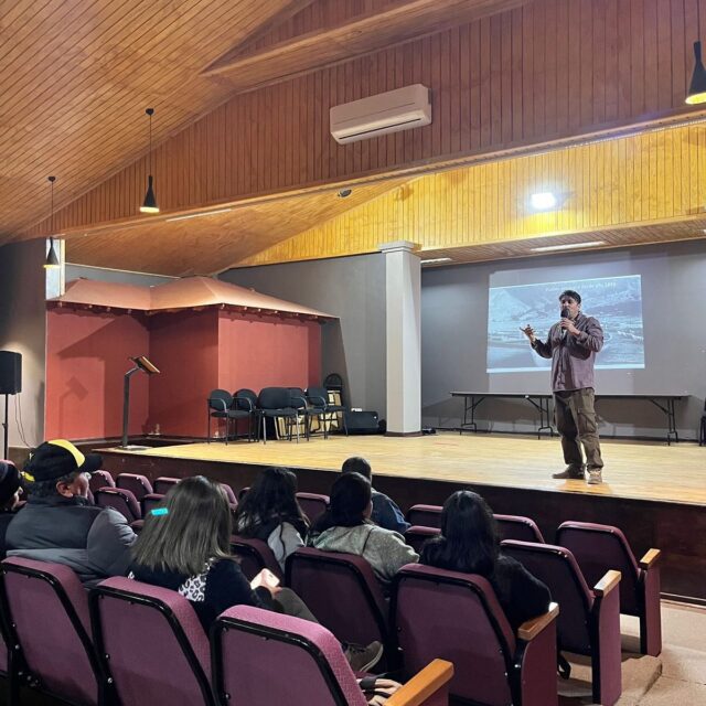 Encuentro “Voces del Mar”
Llenos de inspiración quedamos tras la charla de @juliochamorro.solis , presidente de la organización comunitaria funcional “Mar de Juan Fernández” @ocf_mardejuanfernandez quien compartió con la comunidad de pescadores artesanales de Cardenal Caro cómo, desde el corazón del archipiélago, los fernandecianos han logrado proteger sus recursos naturales a través de diversas herramientas como Parques Marinos y Áreas Marinas Costeras Protegidas de Múltiples Usos (AMCP-MU). 🌊🦞

Gracias a todas y todos quienes asistieron, a la @municipalidadnavidad por facilitarnos el Salón de Artes Escénicas, y muy especialmente a Julio por su tiempo, generosidad y pasión. 💙

¡Seguimos construyendo puentes entre comunidades costeras, compartiendo experiencias desde el mar y para el mar! 🌎🤝🌊